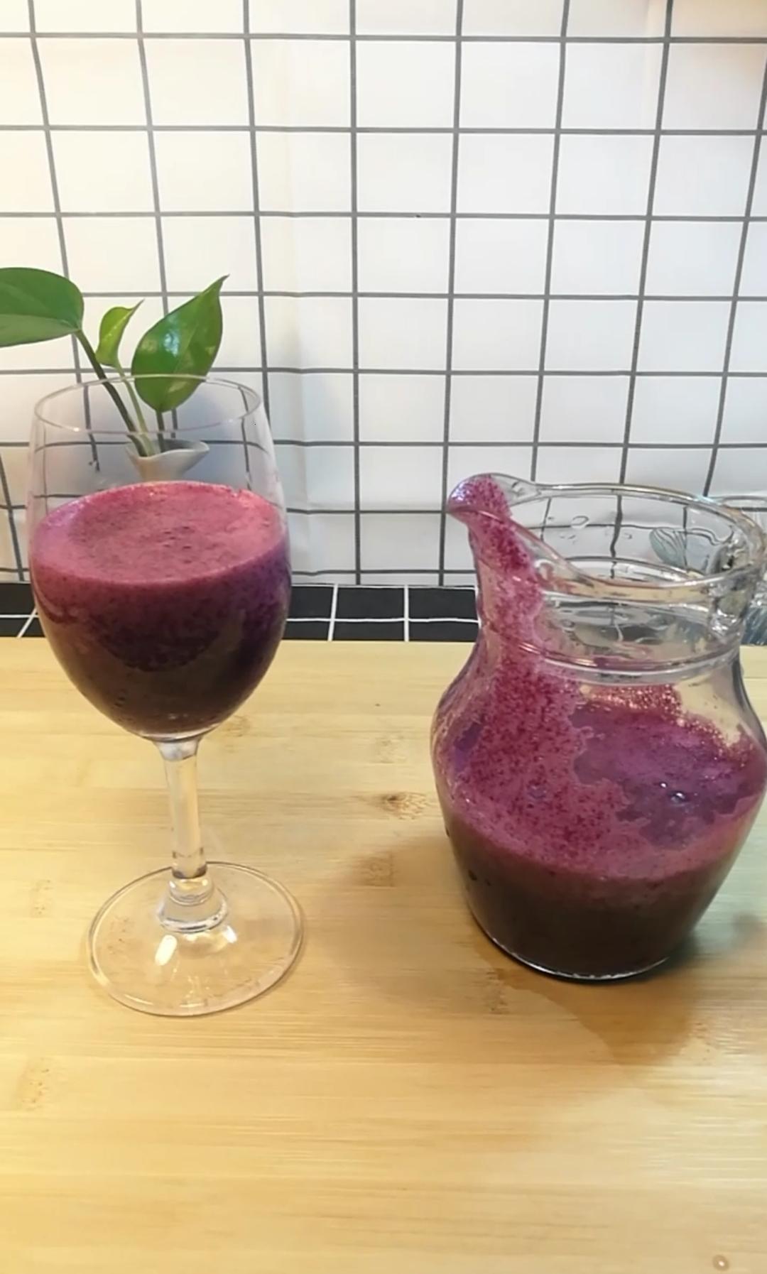 🍇 冰葡萄小洞榨汁，乐趣与滋味兼具的创意体验 🍹